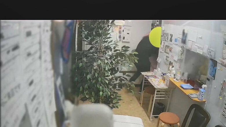 3人組のうち2人が店内へ（12日 千葉・大網白里市）