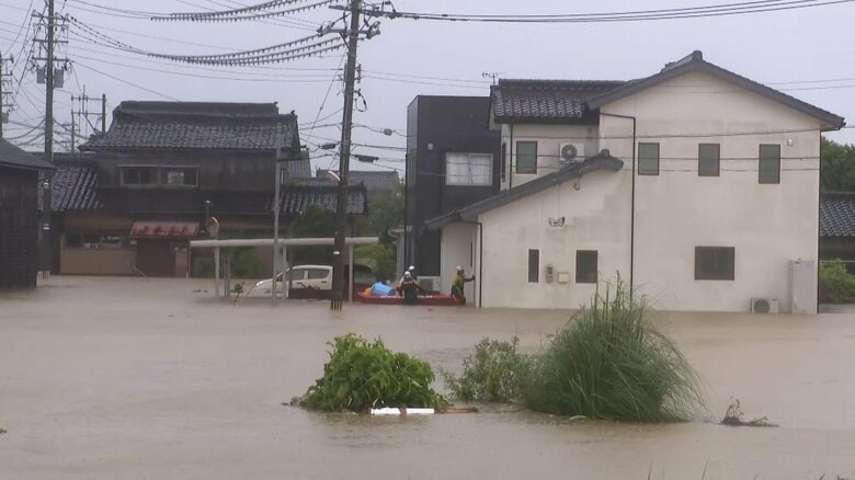 住宅が浸水した石川県羽咋市の様子　消防隊員ら救助活動　（27日午前8時20分頃）