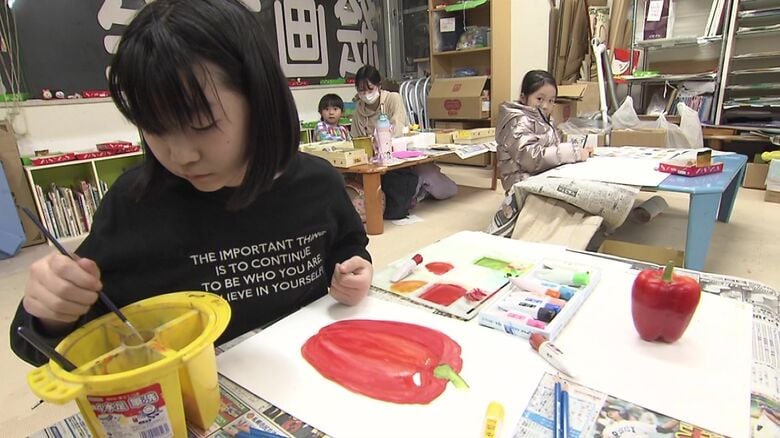 絵画教室では作品作りに没頭