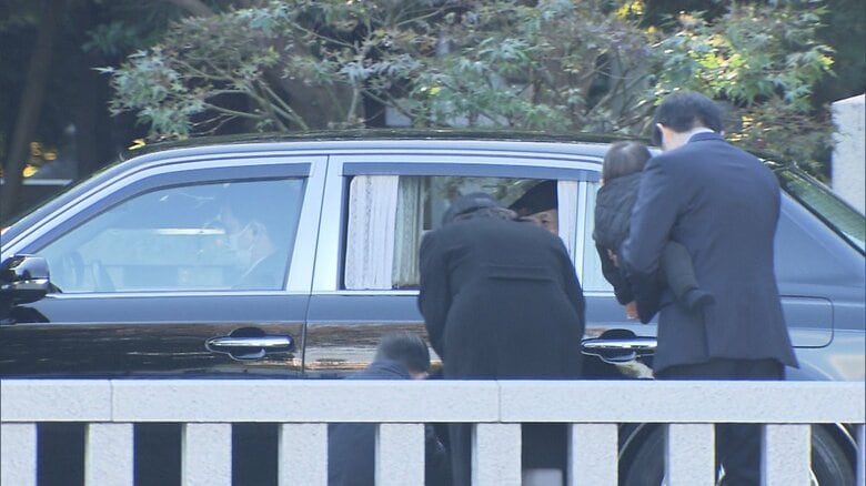 先に出発する久子さまにお辞儀