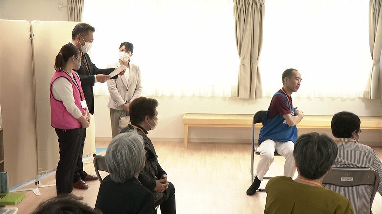 石川・七尾市の仮設住宅で高齢者の体操を見学