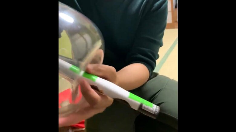 取りだすまでの流れ、その3。スピーカーを傾ける