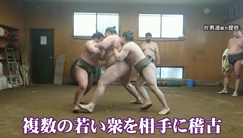 若い衆を相手に稽古する玉鷲