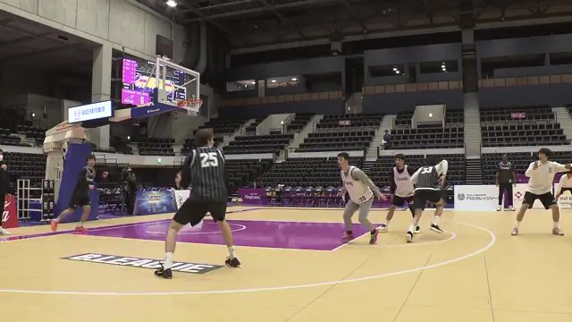 コートの感触を確かめる選手たち