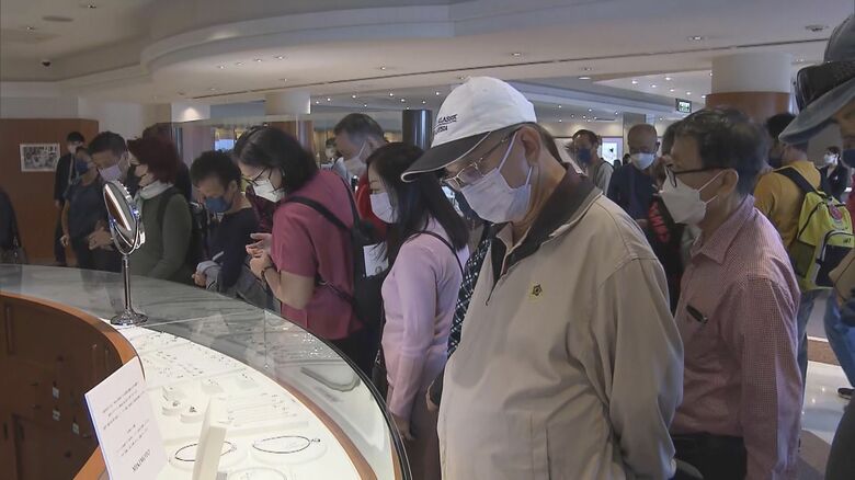 真珠の高級ジュエリーが並ぶパールショップ