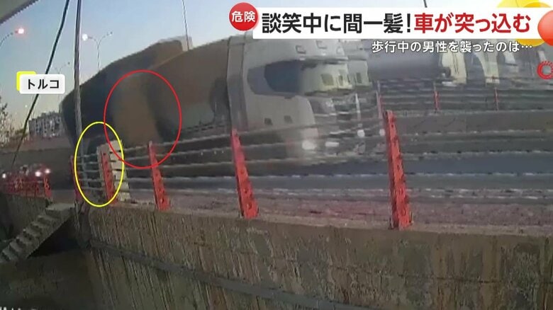 歩行者（黄色）めがけて落ちてきた荷物（赤色）