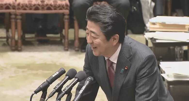 「取り消しません」と笑顔で答える安倍首相