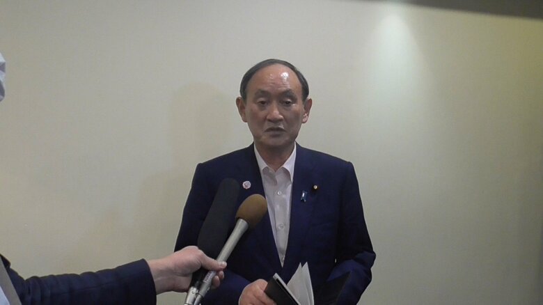 囲みインタビューに答える菅前首相（1月10日）