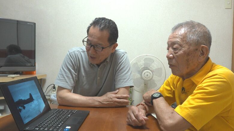 映像を見る中西匠さん（左）と中西義明さん（右）