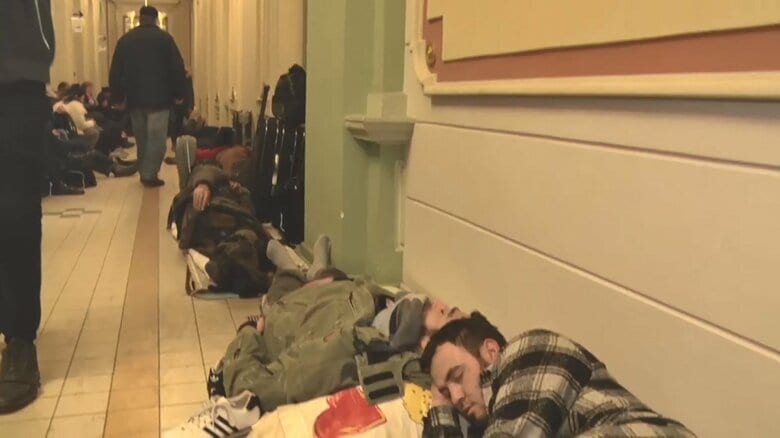 ウクライナから避難した人であふれるポーランド・プシェミシル駅（2月28日）