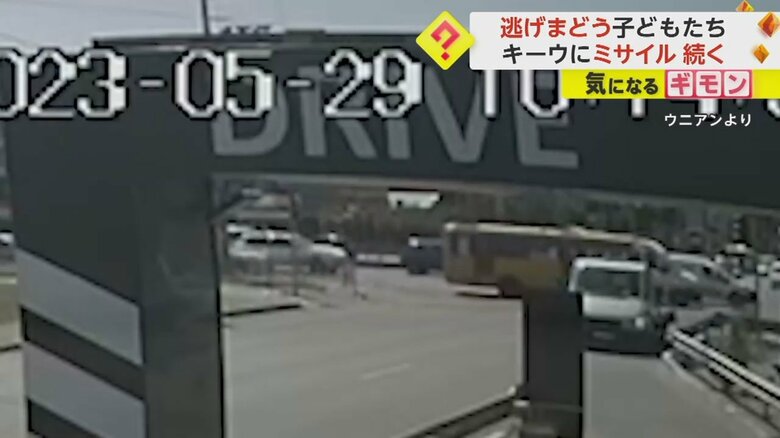 ロシアのミサイルが交通量の多い道路に着弾する瞬間②