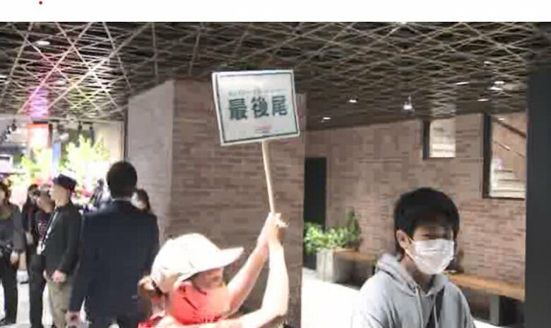 オープン初日に混雑する店舗（4月24日）