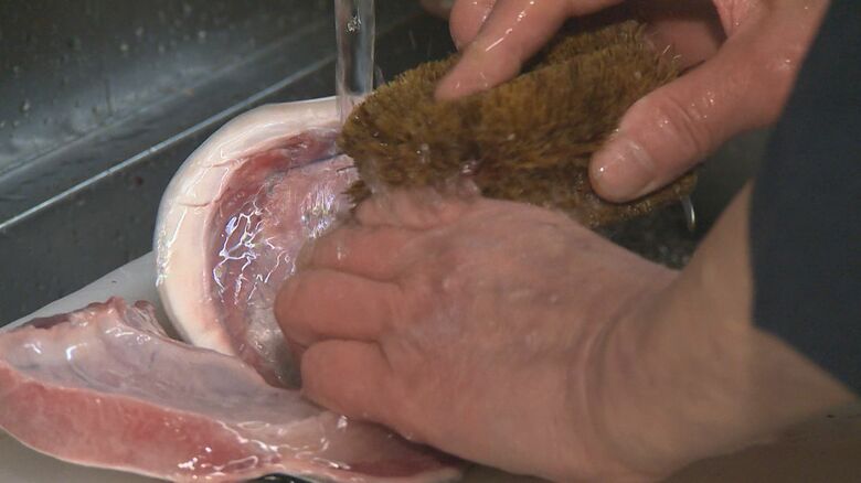 魚の仕込み作業