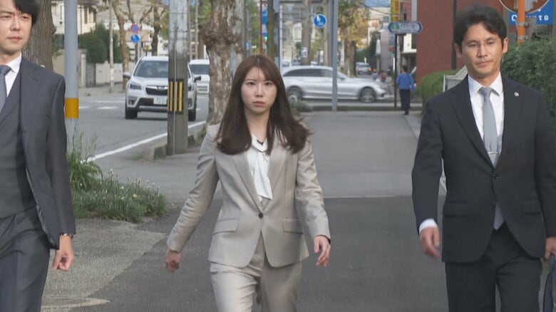 富山地方裁判所へと入る福山さん（21日）