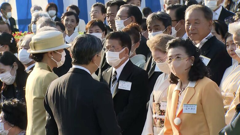 石井幹子さんと懇談される両陛下