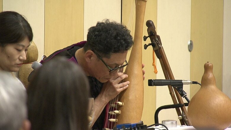 式典で披露されたひょうたんで作った楽器の演奏