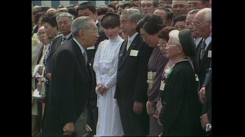 昭和天皇と懇談する保護司・今川アヤヨさん