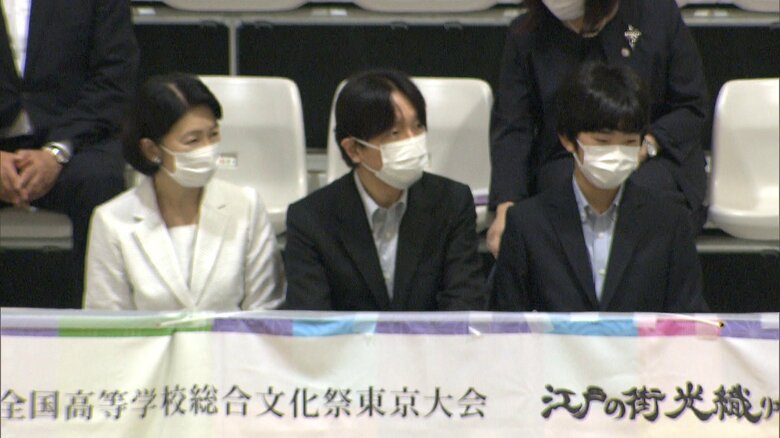 高校生の百人一首かるた競技をご覧になる悠仁さまと秋篠宮ご夫妻（2日）