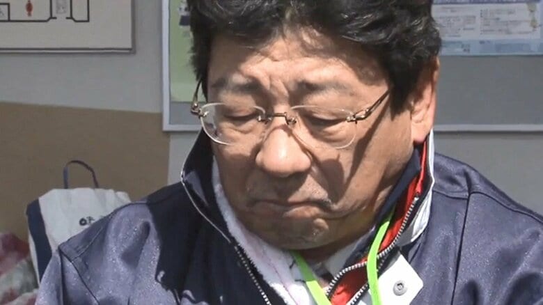 亡くなった職員について言葉に詰まりながら語る佐藤町長(2011年3月14日)