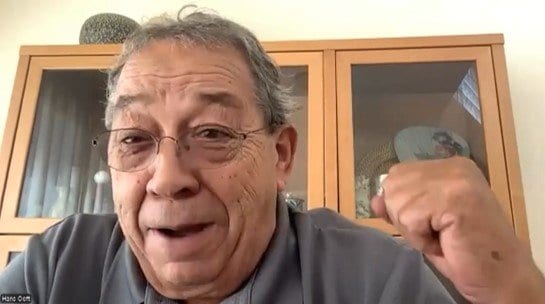拳を握りエールを送るオフト氏
