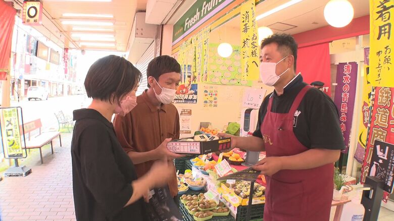 やまいし果物店　石月勝さん（右）