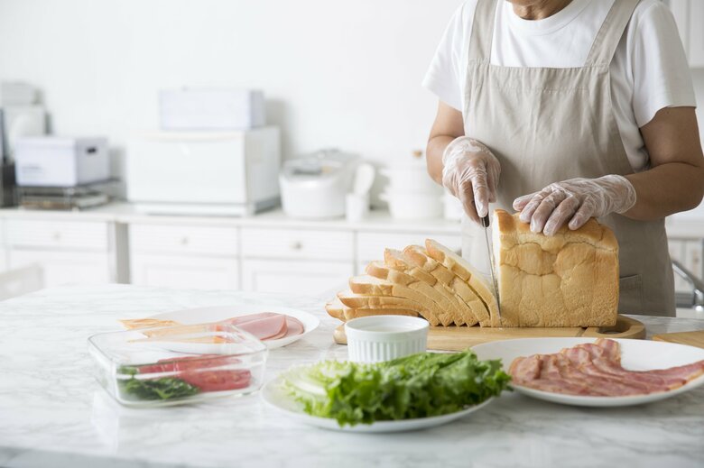 手指に傷がある場合は、食中毒予防に手袋などが必須