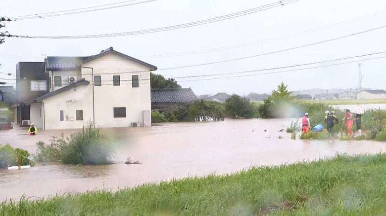 住宅が浸水した石川県羽咋市の様子　消防隊員ら救助活動　（27日午前8時20分頃）
