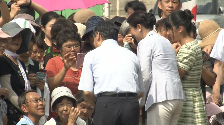 集まった人たちと対話される天皇ご一家　2019年8月