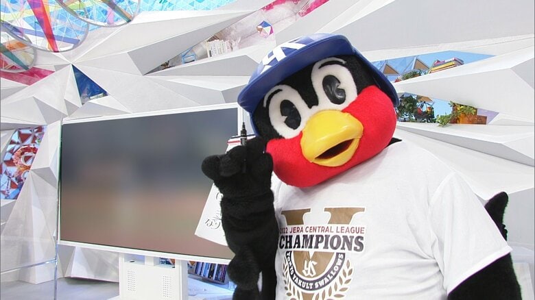 優勝記念Tシャツを着こなすつば九郎