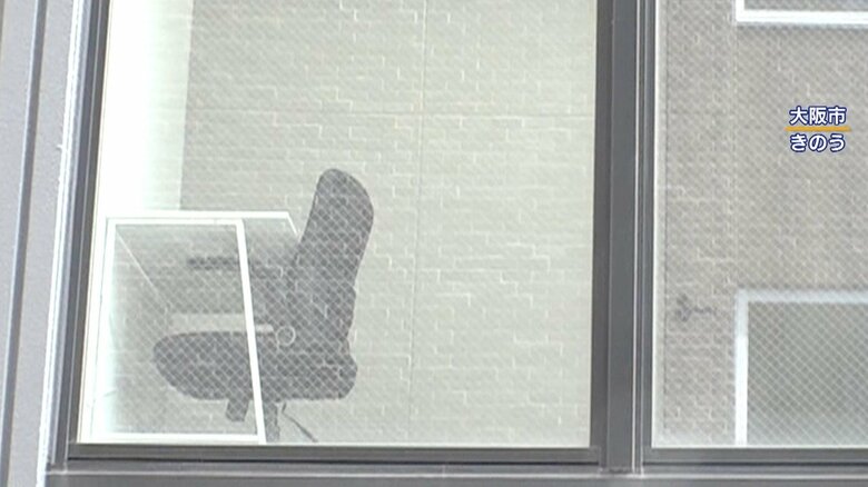 人の気配はなく、机と椅子が置いてあるのみ