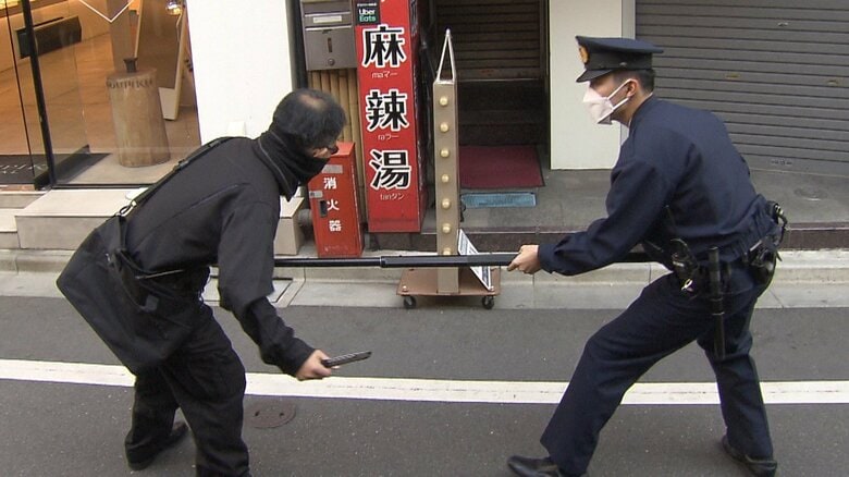 「さすまた」を使った防犯訓練（東京・台東区）