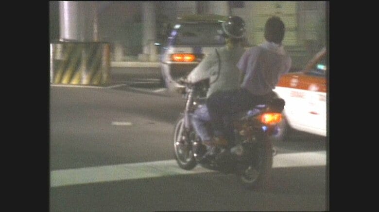 パトカーからの追跡を逃れようと長崎市で暴走する暴走族（1990年）