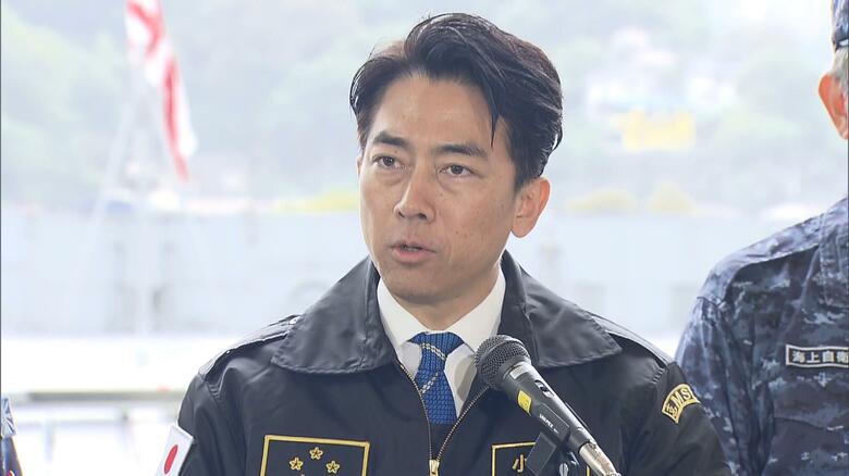 護衛艦「くまの」を視察した小泉防衛相