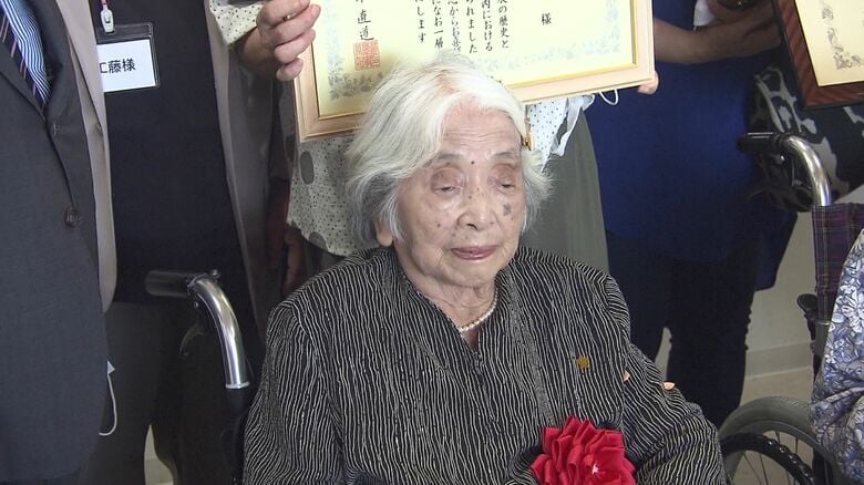 表彰される工藤さん