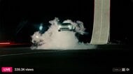 スポーツカーが空を飛び宙返りも　テスラが新型「ロードスター」発表　最高時速370キロでロケット技術も