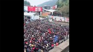 無料公開に2万人押し寄せ 中国の世界遺産