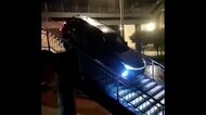 4WD車 歩道橋を迷惑走行 関係者を拘束 中国