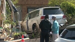 パトカーに衝突の逃走車が住宅に突っ込み...現場騒然