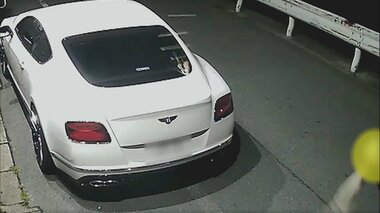 【独自】1500万円の高級車ベントレーに「シュークリーム」投げつけ傷…中身に細工?防犯カメラに瞬間映像
