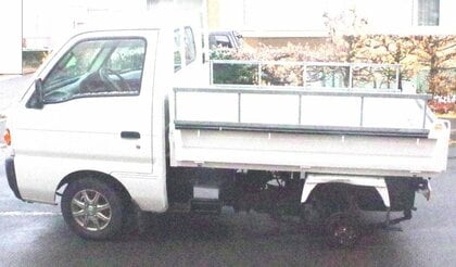 軽トラックから外れたタイヤが小学生の男の子に衝突…左後輪から脱落し対向車線の歩道まで転がる…登校中だった男の子は右ひざ軽傷＿事故直前「ガタガタ」と異音「2週間ほど前に自宅でタイヤ交換」〈北海道函館市〉