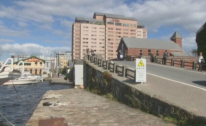 【速報】撮影スポットの橋から転落…函館市に4億円を求めて提訴_脊髄損傷のオーストラリア人男性_観光名所・金森赤レンガ倉庫群近く〈北海道函館市〉