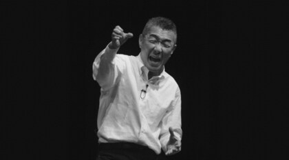 “モノ言えぬ社会”に苦言。テレビで会えない芸人・松元ヒロが斬る今の世の中