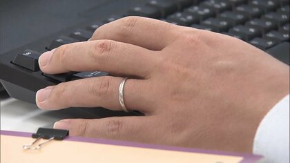 時代遅れ？「結婚指輪以外の装飾品はNG」勤務中の市職員に向けた“身だしなみルール”が波紋