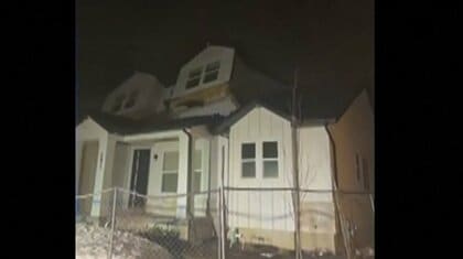 【家が崩れ落ちる瞬間】2階部分がゆっくり崖下へ…“真っ二つ”に引き裂かれる家も　アメリカ・ユタ州