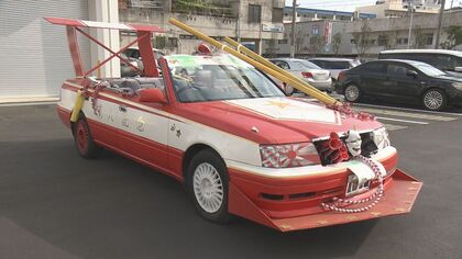 「成人記念に何かしたかった」オープンカーに改造した車に乗って旗を振り回した疑い　沖縄県内で男5人を逮捕