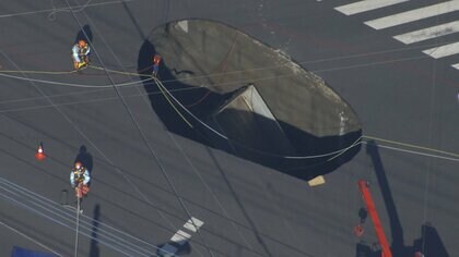 運転手が取り残されているとの情報も…交差点の道路が一部陥没し深さ10メートル巨大な穴にトラック転落　救助活動続く　埼玉・八潮市