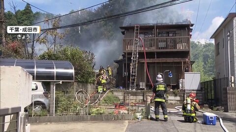現場を飛び回る大量の蜂に消防隊員も四苦八苦　蜂の巣を駆除しようとして屋根に引火、住宅火災に　千葉・成田市