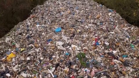 豊かな自然が一面ゴミに…数百トンの廃棄物が緑を埋め尽くした“山”「甚大な環境災害」組織犯罪グループが不法投棄か　イギリス