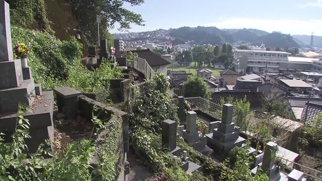 草刈りが行われた共同墓地（鹿児島市・下伊敷）