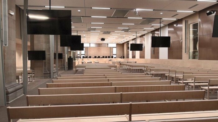 裁判所は仮設の法廷を建て2000人分の傍聴席を用意するなど異例の対応